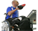Imagen de persona usuaria de silla de ruedas jugando al tenis de mesa con una adaptación para sujeción de la pala