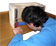 Imagen de una persona utilizando un soporte bastidor para tareas de cosido